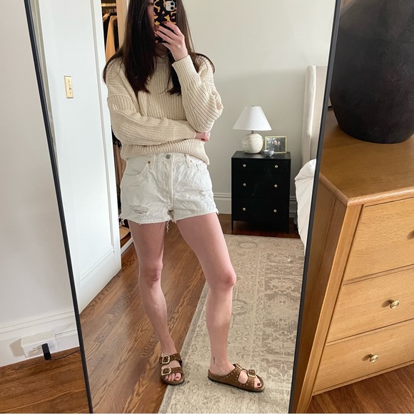 LIKE NEW Levi’s 501 Original Fit High Rise Women's Shorts in White - Picture 3 of 4